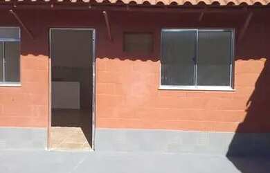 Imagem: A casa possui 2 Dormitórios, 1 Banheiro, 1 Vaga na garagem