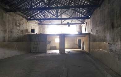 Imagem: O depósito possui 3 Vagas na garagem e está localizado em