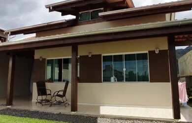 Imagem: A casa possui 2 Dormitórios, 2 Banheiros, 2 Vagas na garagem