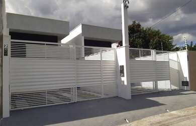 Imagem: A casa possui 3 Dormitórios, 2 Banheiros, 2 Vagas na garagem