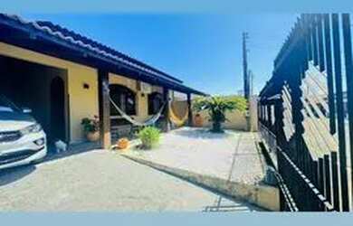 Imagem: A casa possui 3 Dormitórios, 3 Banheiros, 2 Vagas na garagem