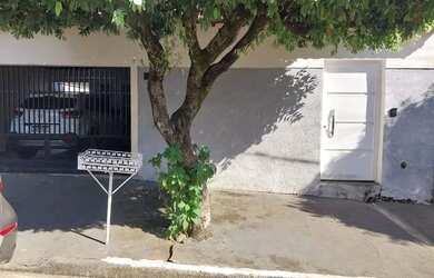 Imagem: A casa possui 2 Dormitórios, 2 Banheiros, 2 Vagas na garagem