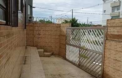 Imagem: A casa possui 3 Dormitórios, 2 Banheiros, 2 Vagas na garagem