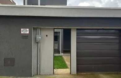 Imagem: A casa possui 3 Dormitórios, 2 Banheiros, 2 Vagas na garagem