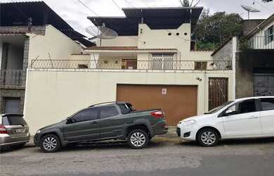 Imagem: A casa possui 3 Dormitórios, 2 Banheiros, 2 Vagas na garagem