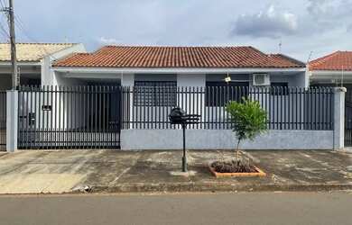 Imagem: A casa possui 4 Dormitórios, 2 Banheiros, 3 Vagas na garagem