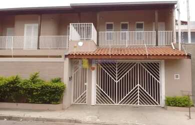 Imagem: A casa possui 3 Dormitórios, 3 Banheiros, 2 Vagas na garagem