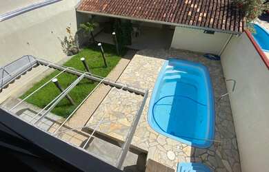 Imagem: A casa possui 4 Dormitórios, 4 Banheiros, 3 Vagas na garagem