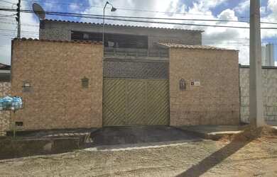 Imagem: A casa possui 4 Dormitórios, 4 Banheiros, 4 Vagas na garagem