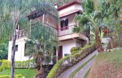 Imagem: A casa em condomínio possui 4 Dormitórios, 3 Banheiros, 4