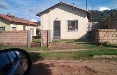 Imagem: A casa possui 2 Dormitórios, 1 Banheiro e está localizado