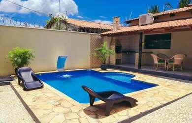 Imagem: A casa possui 3 Dormitórios e 2 Vagas na garagem e está localizado