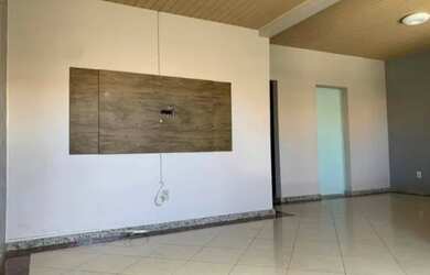 Imagem: A casa possui 2 Dormitórios, 2 Banheiros, 1 Vaga na garagem