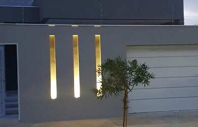 Imagem: A casa possui 3 Dormitórios, 3 Banheiros, 2 Vagas na garagem