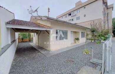 Imagem: A casa possui 2 Dormitórios, 1 Banheiro, 1 Vaga na garagem