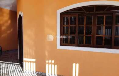 Imagem: A casa possui 4 Dormitórios, 1 Banheiro, 3 Vagas na garagem