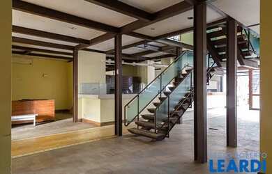 Imagem: A casa possui 4 Dormitórios, 4 Banheiros, 5 Vagas na garagem