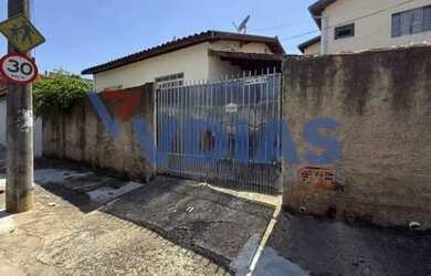 Imagem: A casa possui 2 Dormitórios, 1 Banheiro, 1 Vaga na garagem