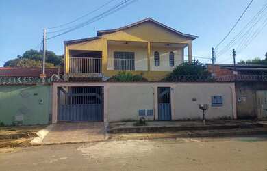 Imagem: A casa possui 5 Dormitórios, 4 Banheiros, 4 Vagas na garagem