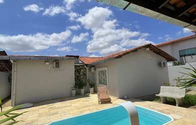 Imagem: A casa possui 5 Dormitórios, 3 Banheiros, 4 Vagas na garagem