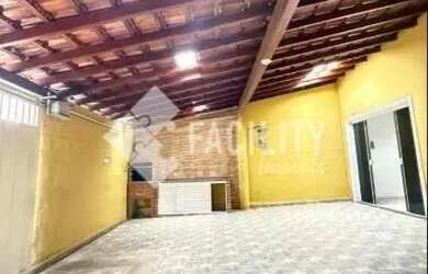 Imagem: A casa possui 3 Dormitórios, 2 Banheiros, 2 Vagas na garagem