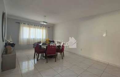 Imagem: A casa possui 4 Dormitórios, 2 Banheiros, 4 Vagas na garagem