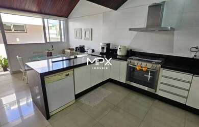 Imagem: A casa possui 3 Dormitórios, 5 Banheiros, 4 Vagas na garagem