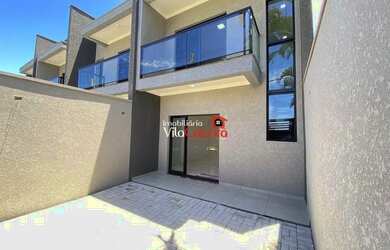 Imagem: A casa possui 2 Dormitórios, 3 Banheiros, 1 Vaga na garagem