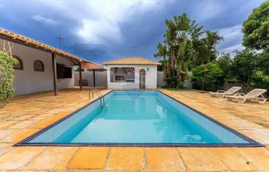 Imagem: A casa possui 4 Dormitórios, 5 Banheiros, 4 Vagas na garagem