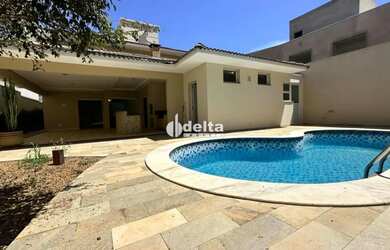 Imagem: A casa em condomínio possui 4 Dormitórios, 5 Banheiros, 4