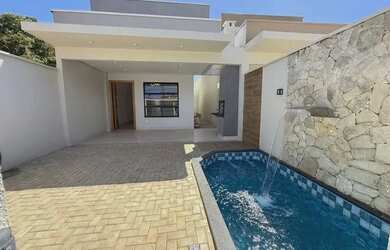 Imagem: A casa possui 3 Dormitórios, 2 Banheiros, 2 Vagas na garagem