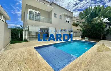 Imagem: A casa em condomínio possui 4 Dormitórios, 5 Banheiros, 5