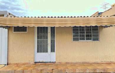 Imagem: A casa possui 3 Dormitórios, 2 Banheiros, 100m² de Área e