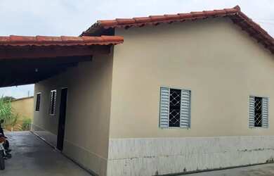 Imagem: A casa possui 3 Dormitórios, 2 Banheiros, 2 Vagas na garagem