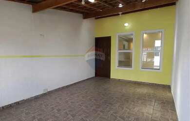 Imagem: A casa possui 2 Dormitórios, 1 Banheiro, 1 Vaga na garagem