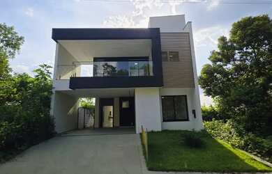 Imagem: A casa possui 4 Dormitórios, 5 Banheiros, 4 Vagas na garagem