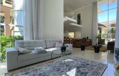 Imagem: A casa em condomínio possui 4 Dormitórios, 5 Banheiros, 3