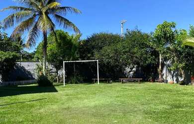 Imagem: A casa possui 5 Dormitórios, Acomodam 12 pessoas e 5 Vagas