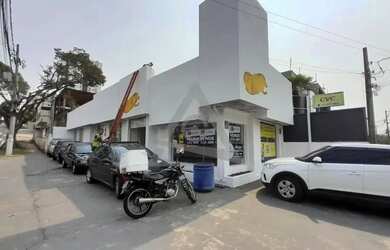 Imagem: O depósito para alugar possui 5 Vagas na garagem e 118m² de