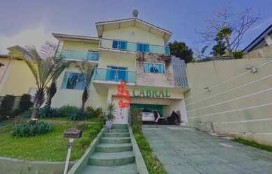 Imagem: A casa possui 4 Dormitórios, 3 Banheiros, 4 Vagas na garagem