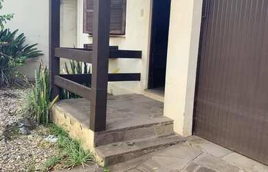 Imagem: A casa possui 2 Dormitórios, 2 Banheiros, 2 Vagas na garagem