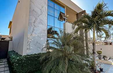 Imagem: A casa em condomínio possui 5 Dormitórios, 5 Banheiros, 2