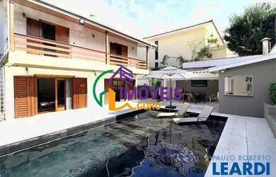 Imagem: A casa possui 5 Dormitórios, 5 Banheiros, 4 Vagas na garagem