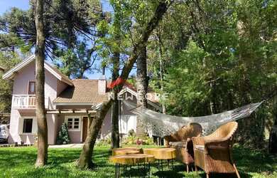 Imagem: A casa possui 2 Dormitórios, 3 Banheiros, 2 Vagas na garagem