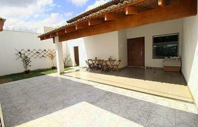 Imagem: A casa possui 3 Dormitórios, 2 Banheiros, 2 Vagas na garagem