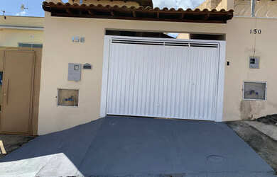 Imagem: A casa possui 3 Dormitórios, 2 Banheiros, 1 Vaga na garagem