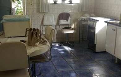 Imagem: A casa possui 3 Dormitórios, 2 Banheiros, 3 Vagas na garagem