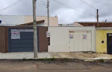 Imagem: A casa possui 3 Dormitórios, 2 Banheiros, 5 Vagas na garagem