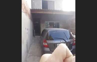 Imagem: A casa possui 3 Dormitórios, 2 Banheiros, 2 Vagas na garagem