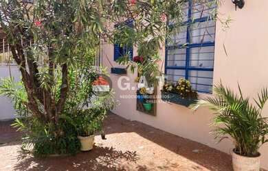 Imagem: A casa possui 3 Dormitórios, 1 Banheiro, 1 Vaga na garagem